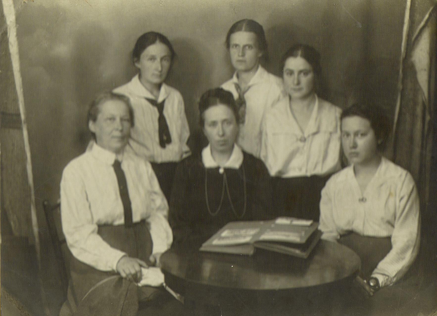 +ГМПИР КП-51274 Ф.III-41286 Фотография. Мария Михайловна Левис в группе бывших _бестужевок_ и их наставниц._1.JpG