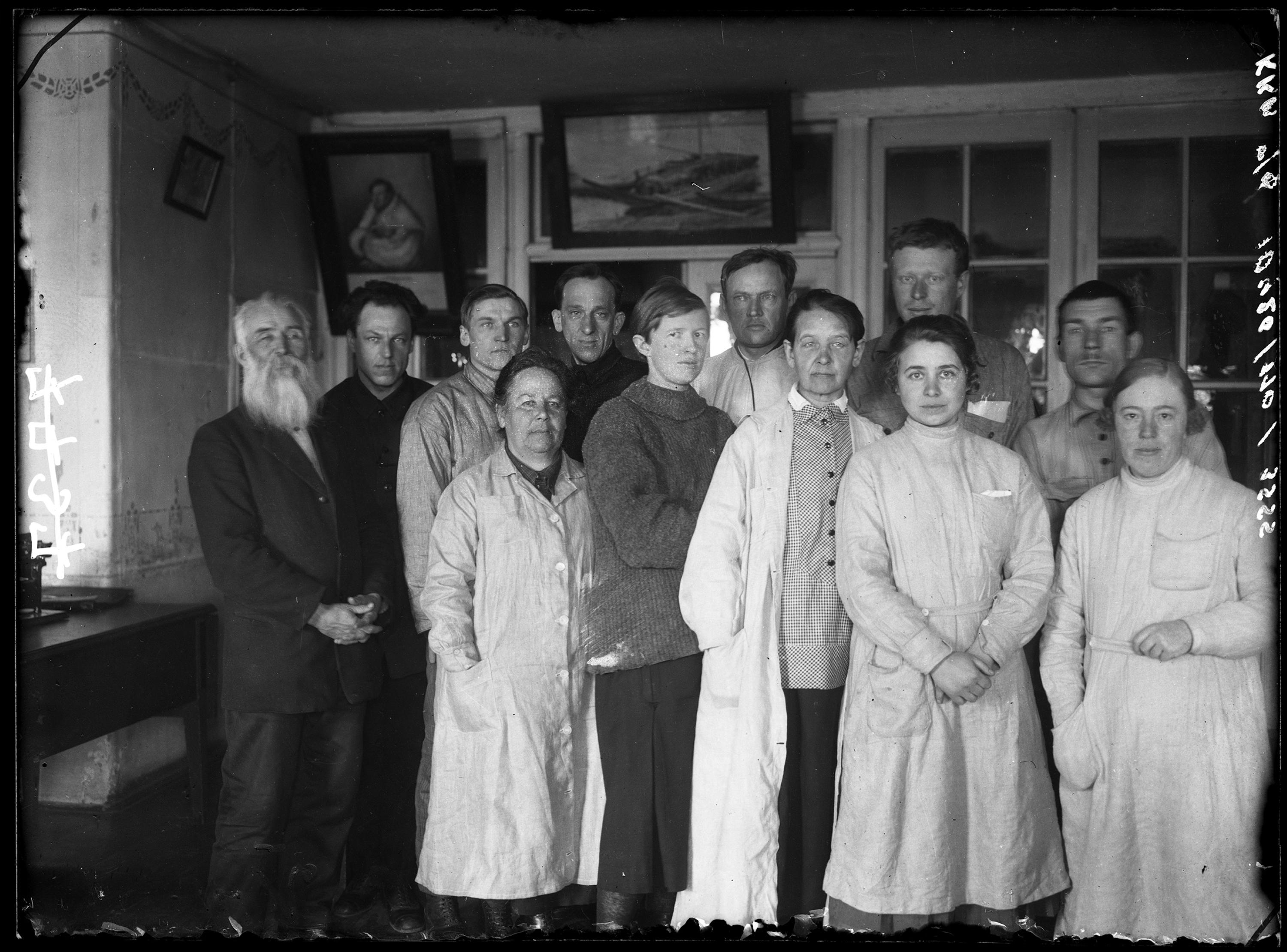 +ОФ 10426-110. Н 3555. Негатив стеклянный. Кудрявцев А.В.( ). Группа музейных сотрудников_ среди которых Ставровский Н. А._ Соболев А. Н._ Красно_1.jpg